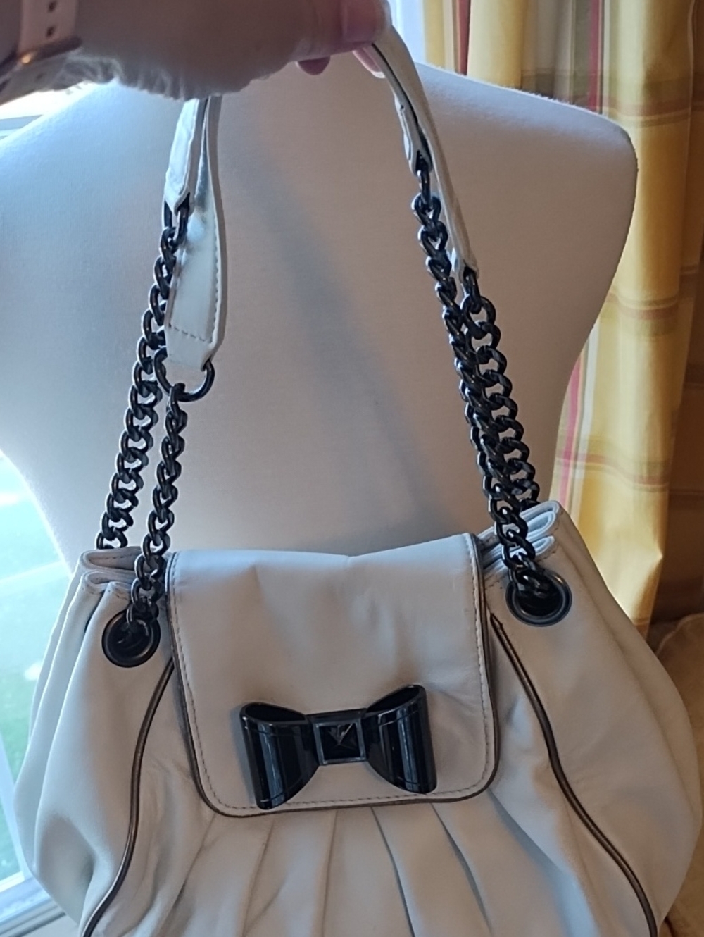 Betsy Johnson white leather shoulder bag with metal bow closure - Picture 7 of 10